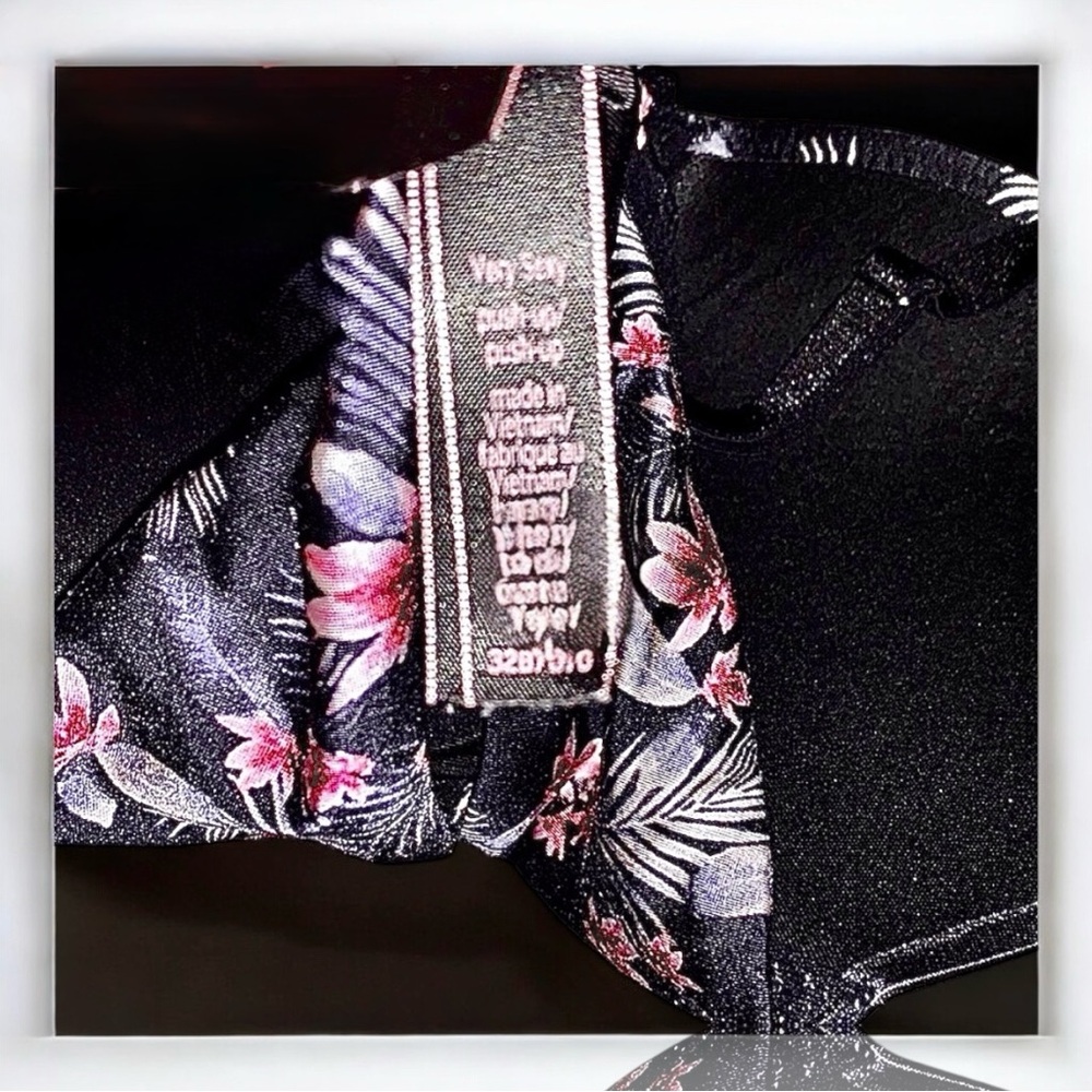 Victoria’s Secret Very Sexy Push-Up Bra with Cleavage Strap Detail, Black Straps - Picture 10 of 12